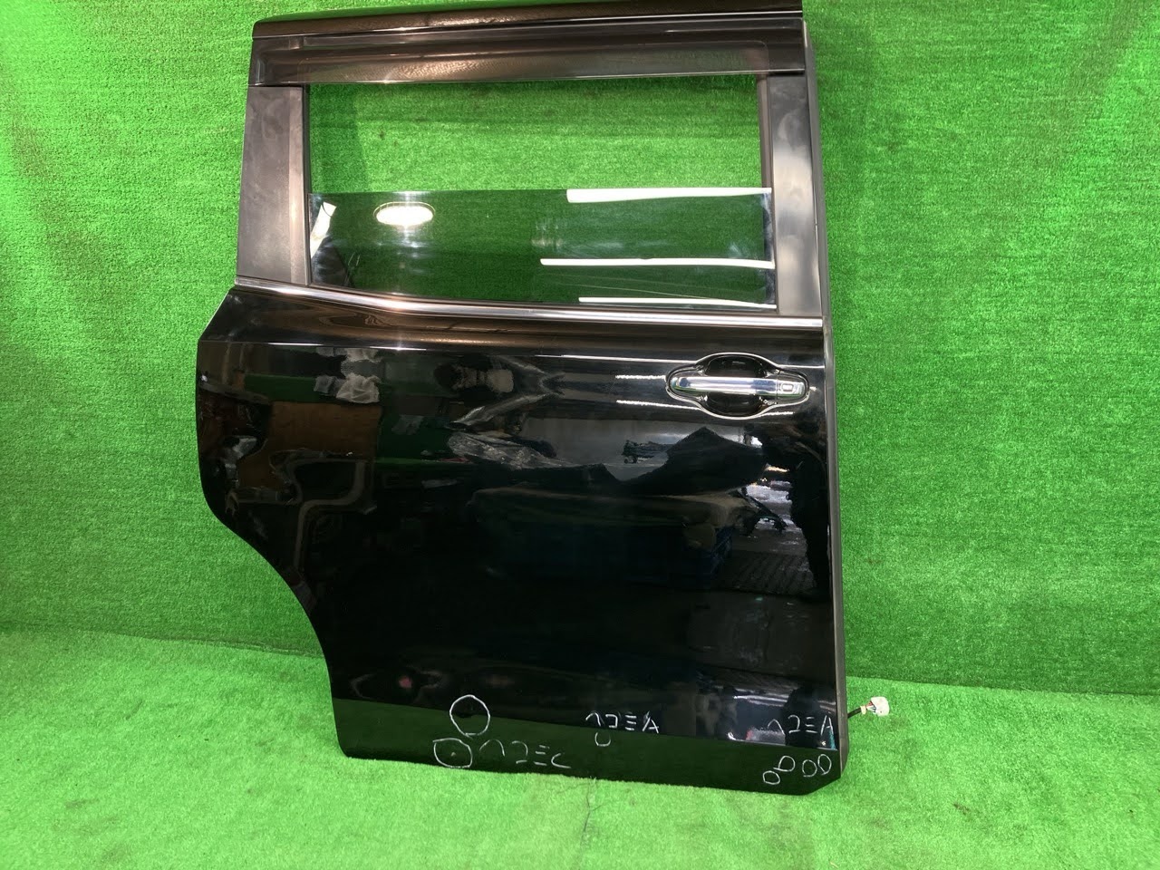 【中古】 エスクァイア ZWR80G 右リアドア ハイブリッドGI ブラックテーラード 7人 ニホンイタ M31Q8 67003-28650 202