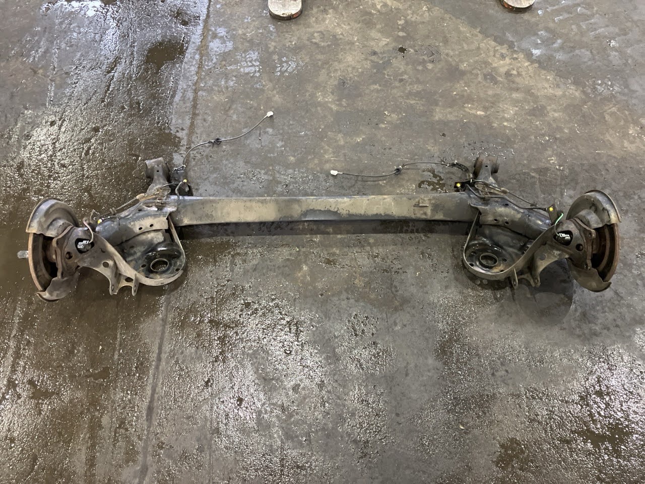 【中古】 プリウス ZVW30 リアアクスルビーム S 42101-12171 202