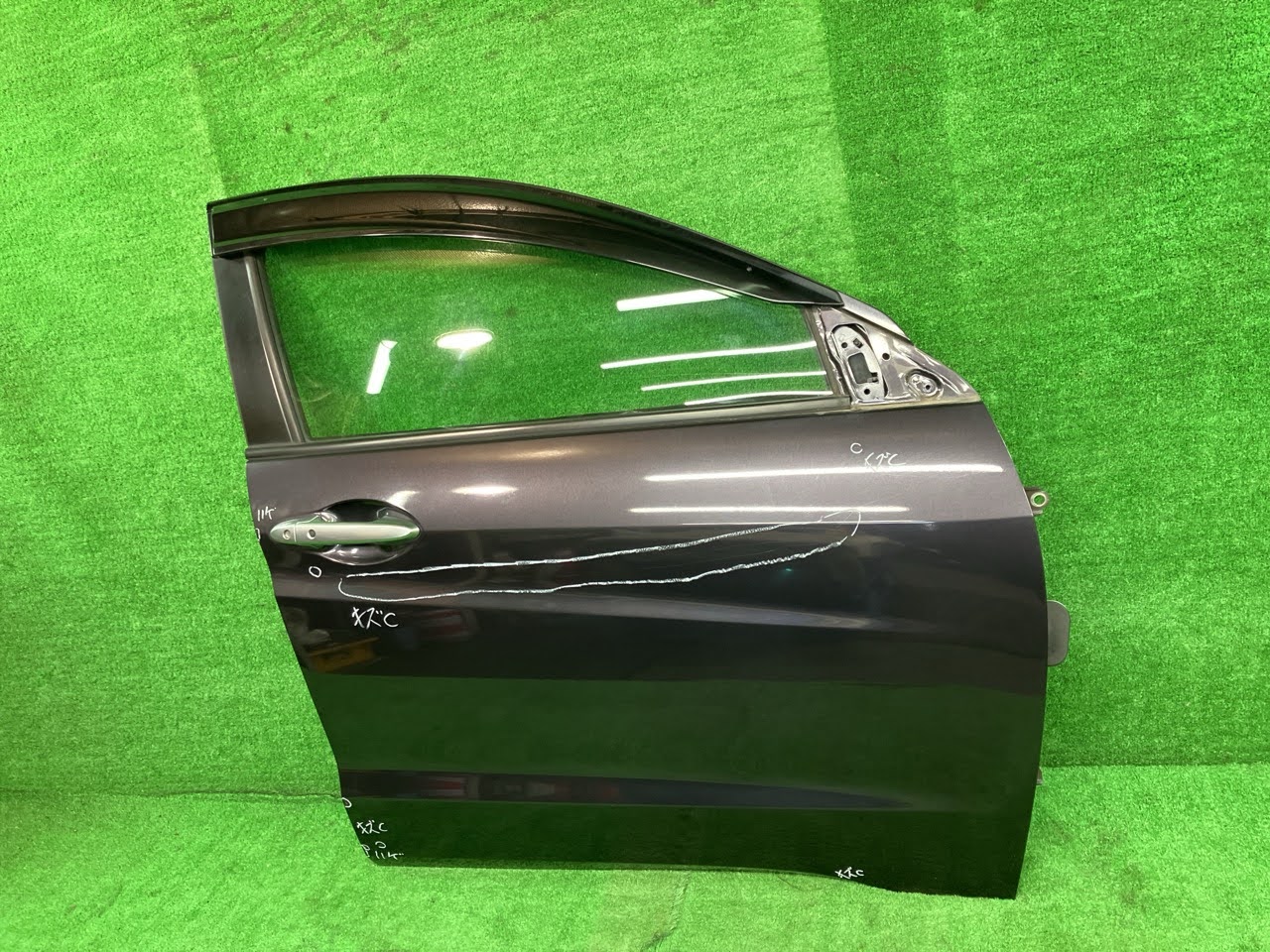 【中古】 ヴェゼル RU4 右フロントドア ハイブリッドX 4WD ニホンイタ M405 67010-T7A-300ZZ NH821M