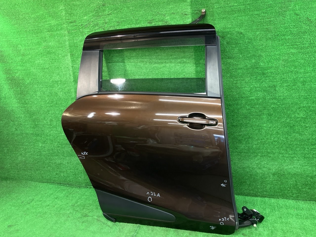 【中古】 シエンタ NHP170G 右リアドア ハイブリッドG 7人 ニホンイタ M31Q8 67003-52570 4X4