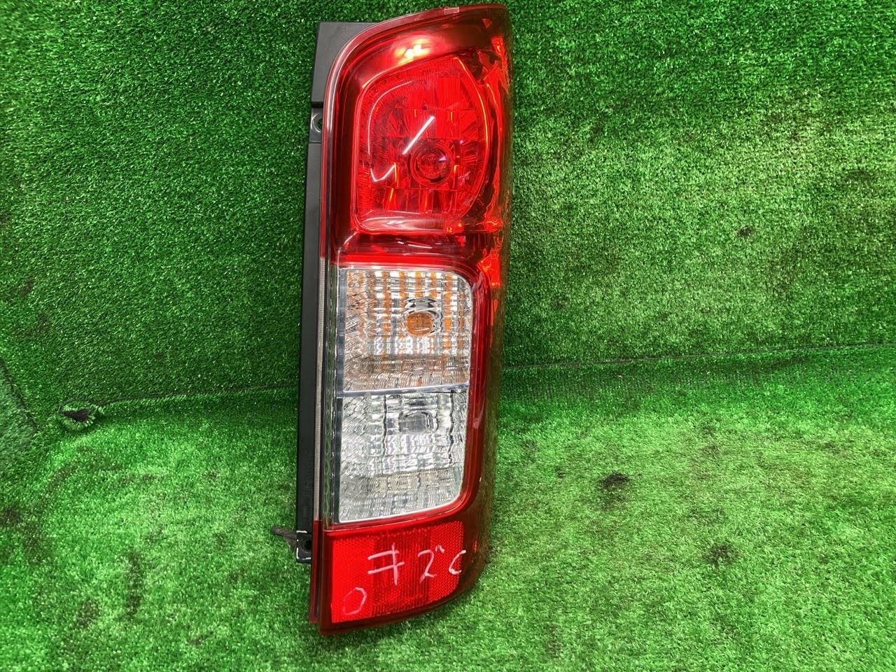 【中古】 NV350キャラバン VW6E26 右テールランプ・テールライト ロング低床DX イチコヴァレオ T008 26550-3XA0B KH3