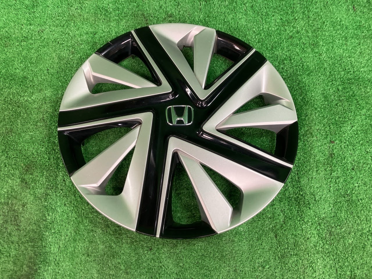【中古】 シャトル GP8 ホイールキャップ・ホイールカバー ハイブリッドX ホンダセンシング 4WD 44733-TD4-J11 NH880M