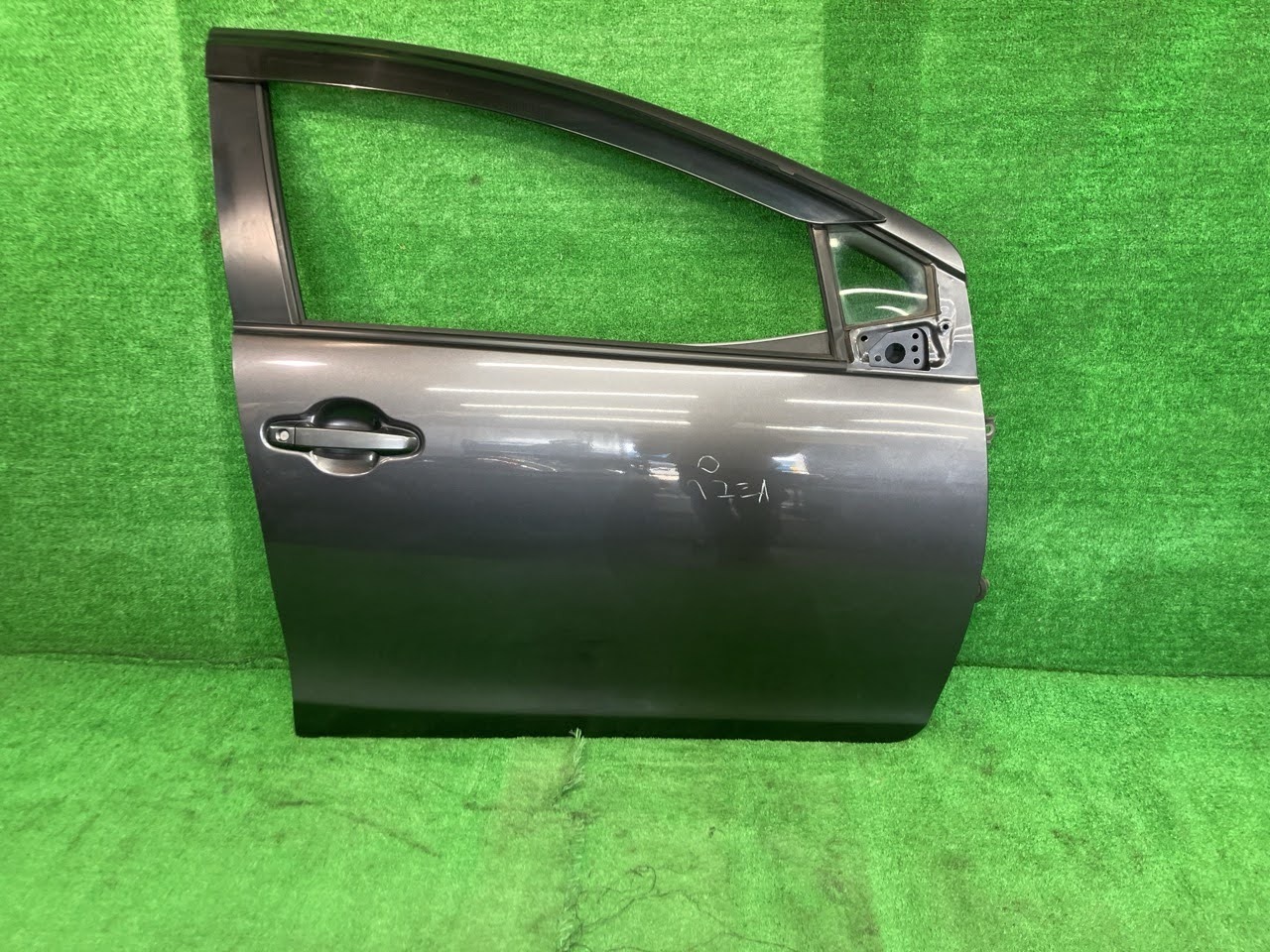 【中古】 アクア NHP10 右フロントドア S アサヒ M2H3 67001-52590 1G3｜鈴木商会　店