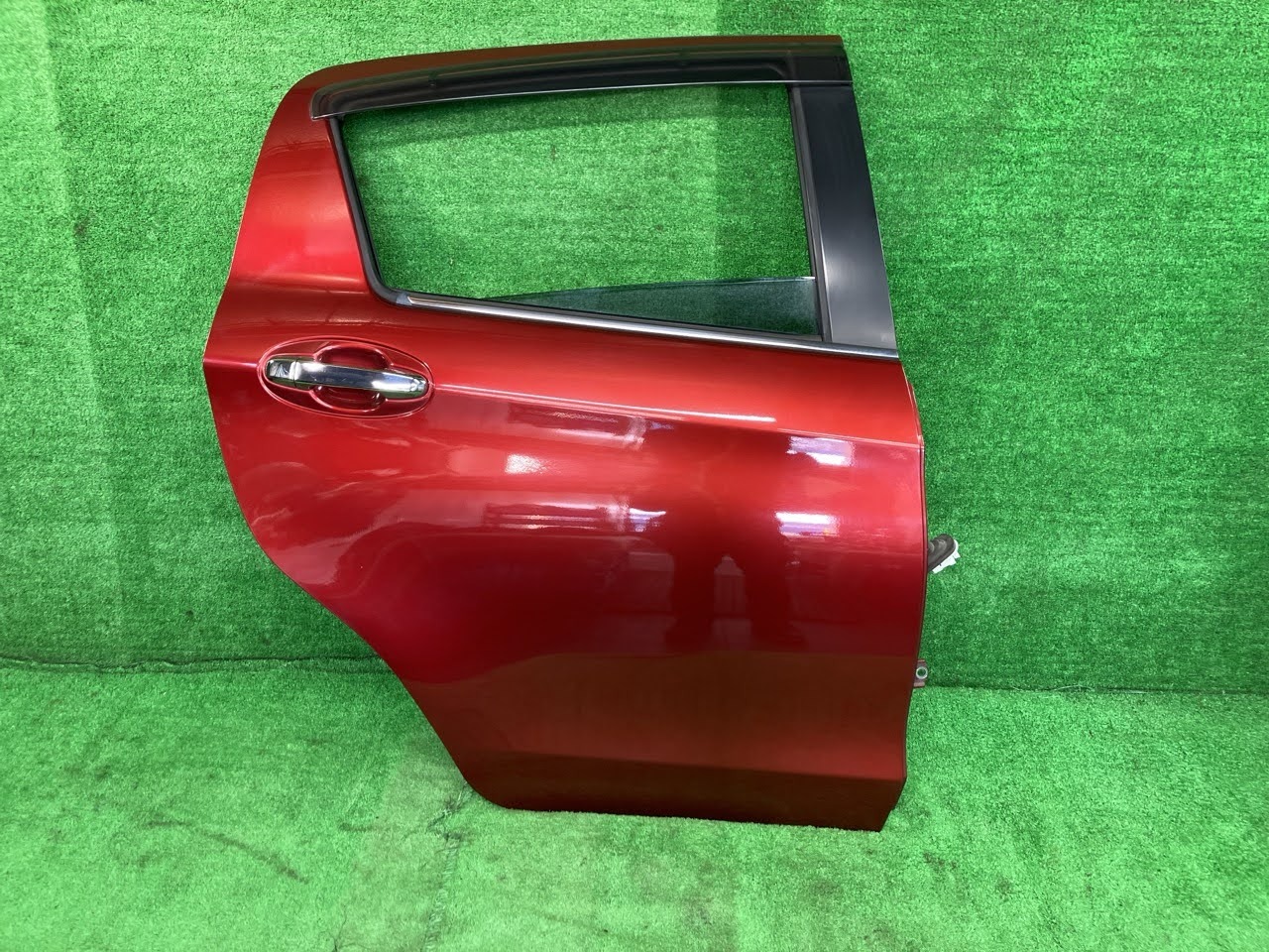 【中古】 ヴィッツ NSP135 右リアドア ジュエラ 4WD アサヒ M2L3 67003-52280 3Q3