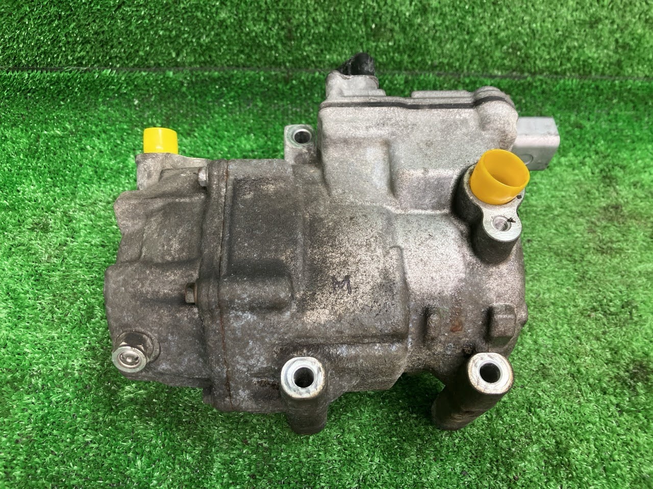 【中古】 アクア NHP10 エアコンコンプレッサー G デンソー 042200-0512 88370-52010 1F7｜鈴木商会　店