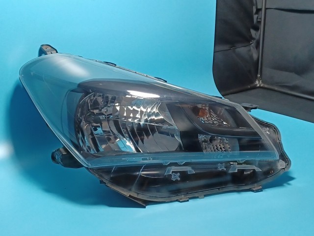 【中古】コーティング済 ヴィッツ NSP135 右ヘッドランプ・ヘッドライト F コイト 52-269 81130-52G81 040