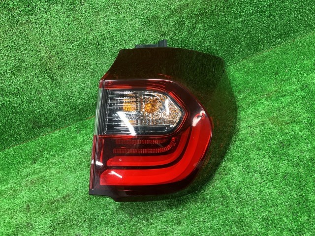 【中古】 フィット GR2 右テールランプ・テールライト ベーシック スタンレー W4762 33500-TZA-J01 NH902P