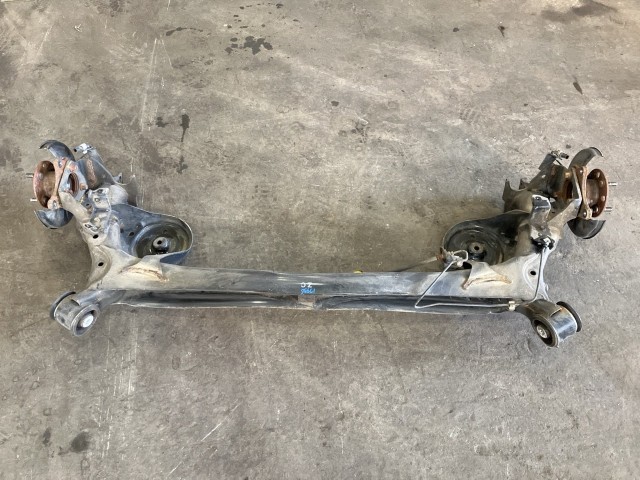【中古】 フィット GR2 リアアクスルビーム ベーシック 4WD 42100-TZD-J02 NH902P|鈴木商会 店