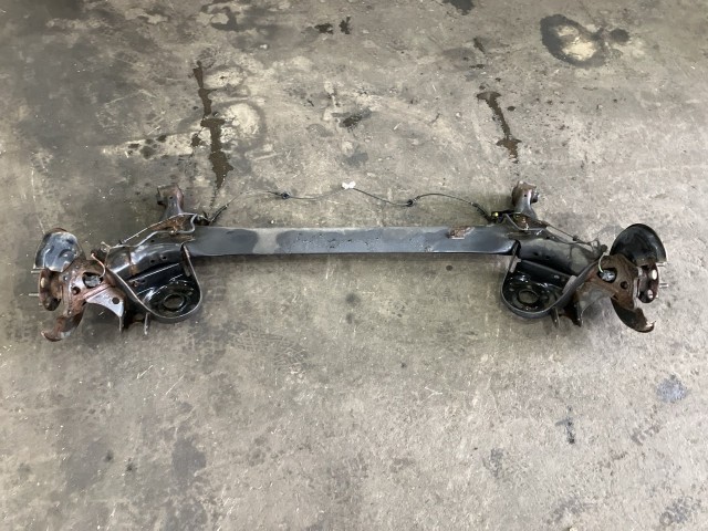 【中古】 プリウス ZVW30 リアアクスルビーム S 42101-12171 1F7｜鈴木商会　店