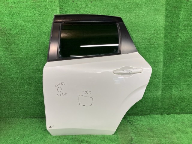 【中古】 オーラ FSNE13 左リアドア G FOUR レザーエディション 4WD ニホンイタ M3Q8 H210A-6XLMA QAC