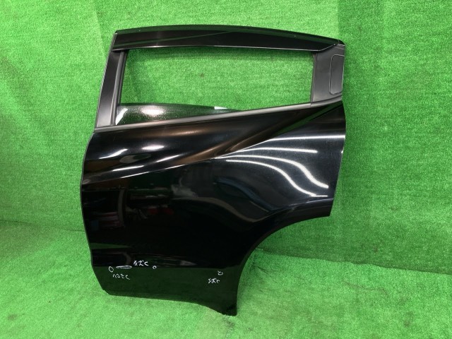 【中古】 ヴェゼル RU4 左リアドア ハイブリッドX 4WD アサヒ M2L4 67550-T7A-300ZZ NH731P