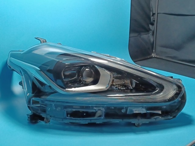 【中古】コーティング済 シエンタ NHP170G 右ヘッドランプ・ヘッドライト ハイブリッドG イチコ 52-289 81130-52K30 8T7