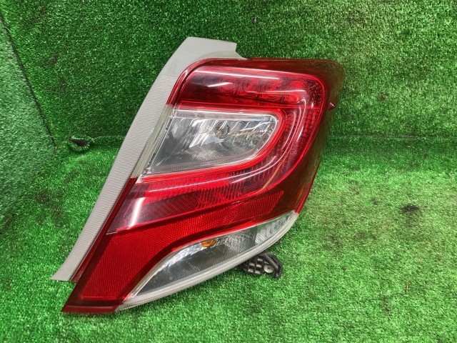 【中古】 ヴィッツ KSP130 右テールランプ・テールライト F Mパッケージ コイト 52-273. 81550-52B90 1F7