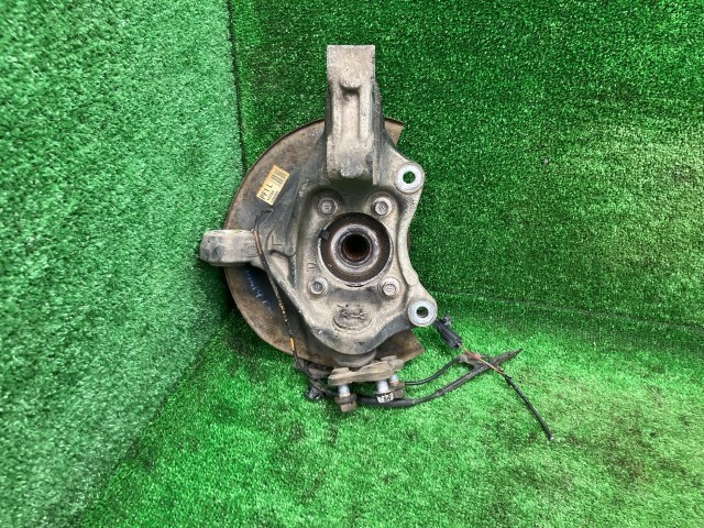 中古 プリウス ZVW30 左フロントナックルハブ S 43202-47030 3R3