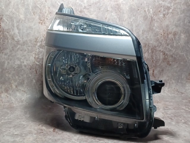 中古コーティング済 ヴォクシー ZRR75G 右ヘッドランプ・ヘッドライト X Lエディション コイト 28-203 81110-28B81 1F7|鈴木商会 店