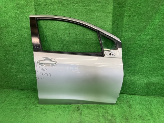 中古 ヴィッツ NSP135 右フロントドア F 4WD アサヒ M2H3K 67001-52500 1F7|鈴木商会 店