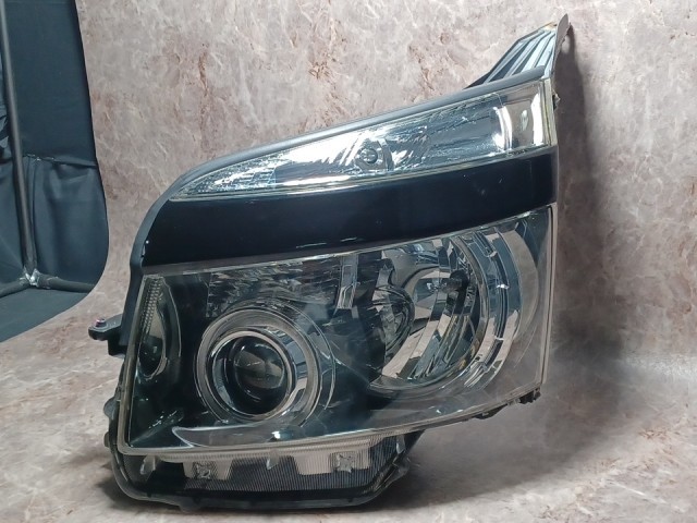 中古コーティング済 ヴォクシー ZRR75W 左ヘッドランプ・ヘッドライト ZS コイト 28-203 81110-28B90 202｜鈴木商会　店 27,027円