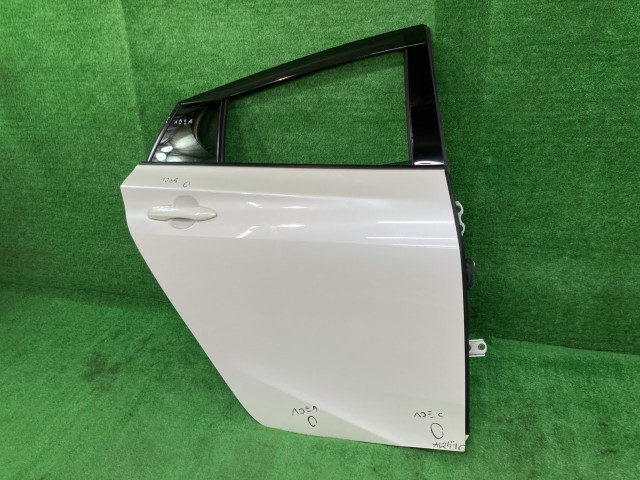 中古 プリウス ZVW55 右リアドア A 4WD アサヒ M2L3 67003-47210 070｜鈴木商会　店