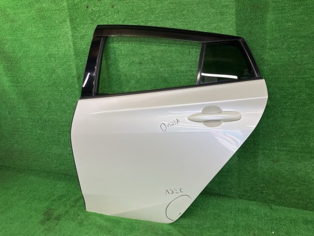 中古 プリウス ZVW55 左リアドア A 4WD アサヒ M2L3 67004-47210 070｜鈴木商会　店