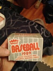 FLEER 1989 - MLB ベースボールカード&ステッカー - 工場未開封ボックス 132枚 新品|トレーディングカード ラフテル