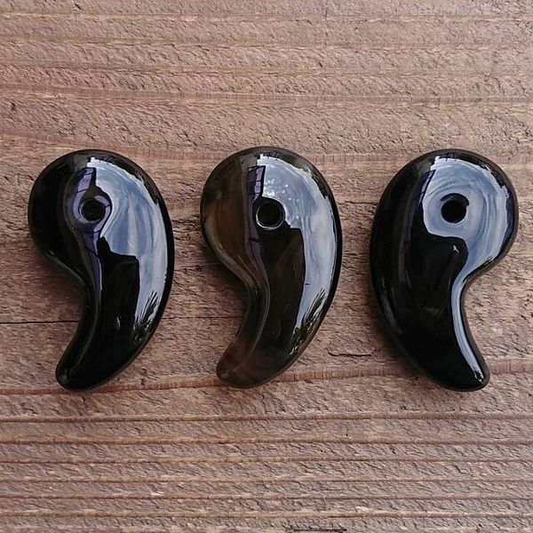 ビーズ アクセサリー用品 アクセサリー道具 材料 手芸 ハンドクラフト コレクション 勾玉 黒瑪瑙 特大 日本古来より伝わる装身具 魔除け 邪気祓い 60mmアップ あまり見かけないサイズ感 ボリューム感 天然石 独特の模様 色の濃淡 景色全て異なる 1つとして同じものなし