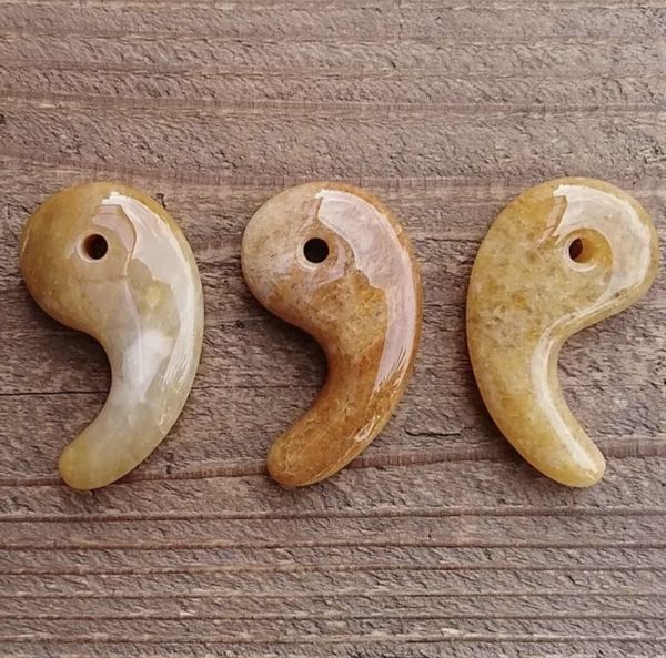 ビーズ 佩び物備品 佩び物御先棒 原料品 手芸 お手々手工芸品 寄せあわせ 勾玉 イエロージェイド 特大 日本古来より伝わる 佩び物 魔除け 意地悪さ祓いの役立つこと 60粍引きあげる あまり見かけない大きさ感 音の大きさ感 天然石当て嵌める 目あたらしいの飾りつけ 色の濃淡 見晴らし総べて異なる