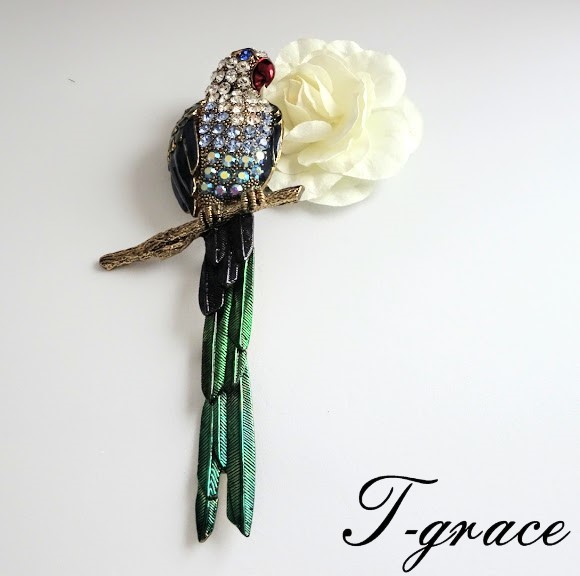 鳥 ブローチ おしゃれ オウム トリ スワロフスキー 動物 かわいい 人気 上品 アクセサリー プレゼント ギフト 結婚式 レディース 華やか ウエディング パーティー キラキラ 普段使い