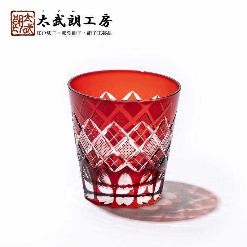 赤い小物ブランド特集！還暦祝いにぴったりなアイテムを紹介|還暦祝いの赤い小物の贈り物におすすめ、きれいな赤色が映える、日本ブランド伝統工芸品江戸切子