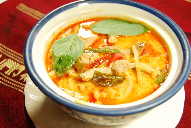 流行泰国咖喱 ☆ 红咖喱 (笋鸡) 设备旅行! 量!