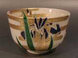 【 茶道具・抹茶茶碗 】 色絵　金箔雲　菖蒲 山本閑人作