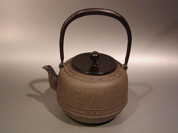 茶道具 釜師・佐藤清光 万代屋形 鉄瓶 共箱 萬代 湯沸 煎茶道具【MA527】 人間国宝 釜師 佐藤浄清作 万代屋釜 茶釜 共箱付 鋳鉄 鉄瓶