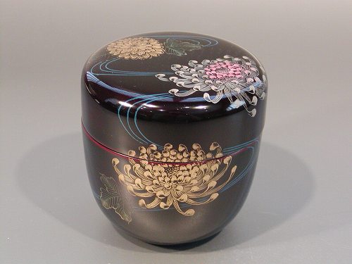 茶道具　大棗<BR>菊水　彩絵　沈金<br>関　翠雲（せき　すいうん）作、<br>桐共箱　新品。
