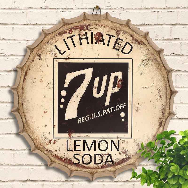 22新作モデル ブリキ看板bc42eu 7up セブンアップ ポスター 絵 壁掛け インテリア雑貨 金属アートパネル レモンスカッシュ 純喫茶 イラスト 絵画 オーナメント アメリカン雑貨 プレート おしゃれ モダン 個性的 昭和レトロ風 白黒 モノクロ 円形 王冠型 約40cm