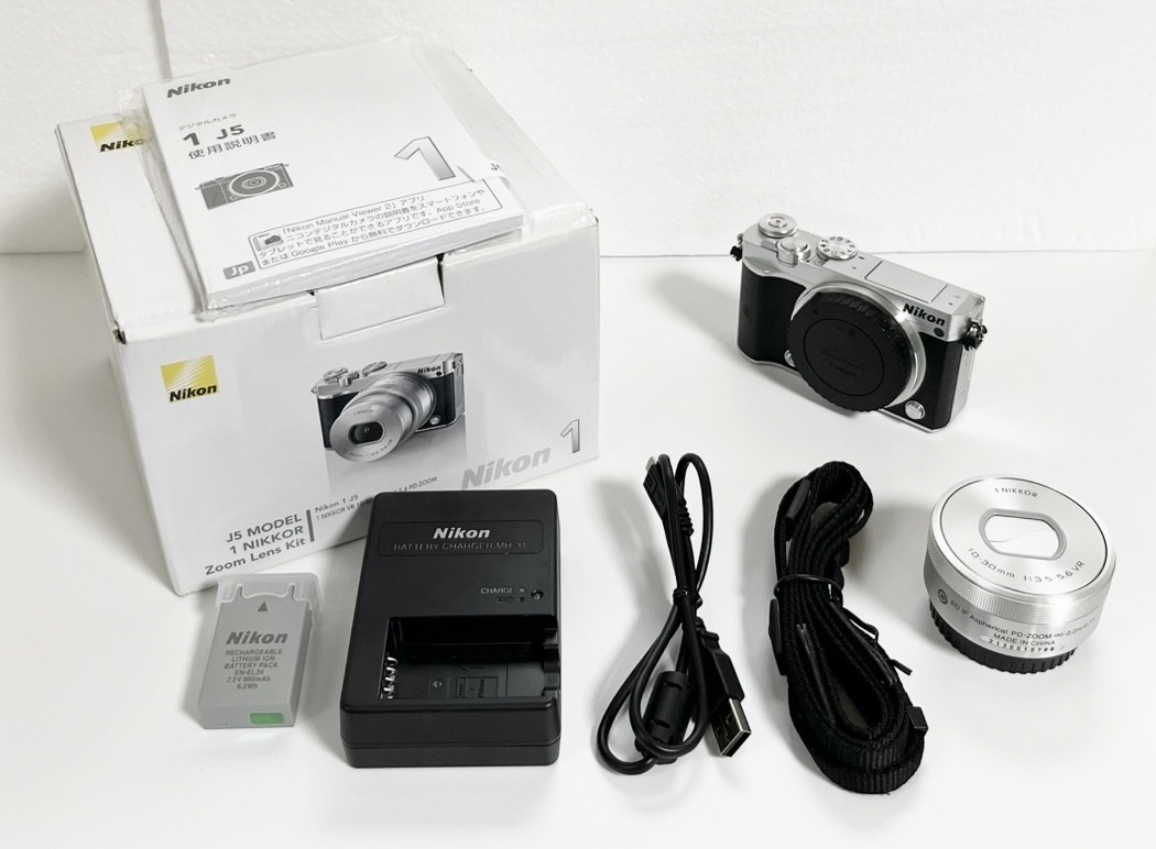 【シャッター回数約3264】ニコン(Nikon) デジタル一眼カメラ Nikon 1 J5 標準パワーズームレンズキット [シルバー] 【中古】【非常に良い】【26801224020796】｜高上屋