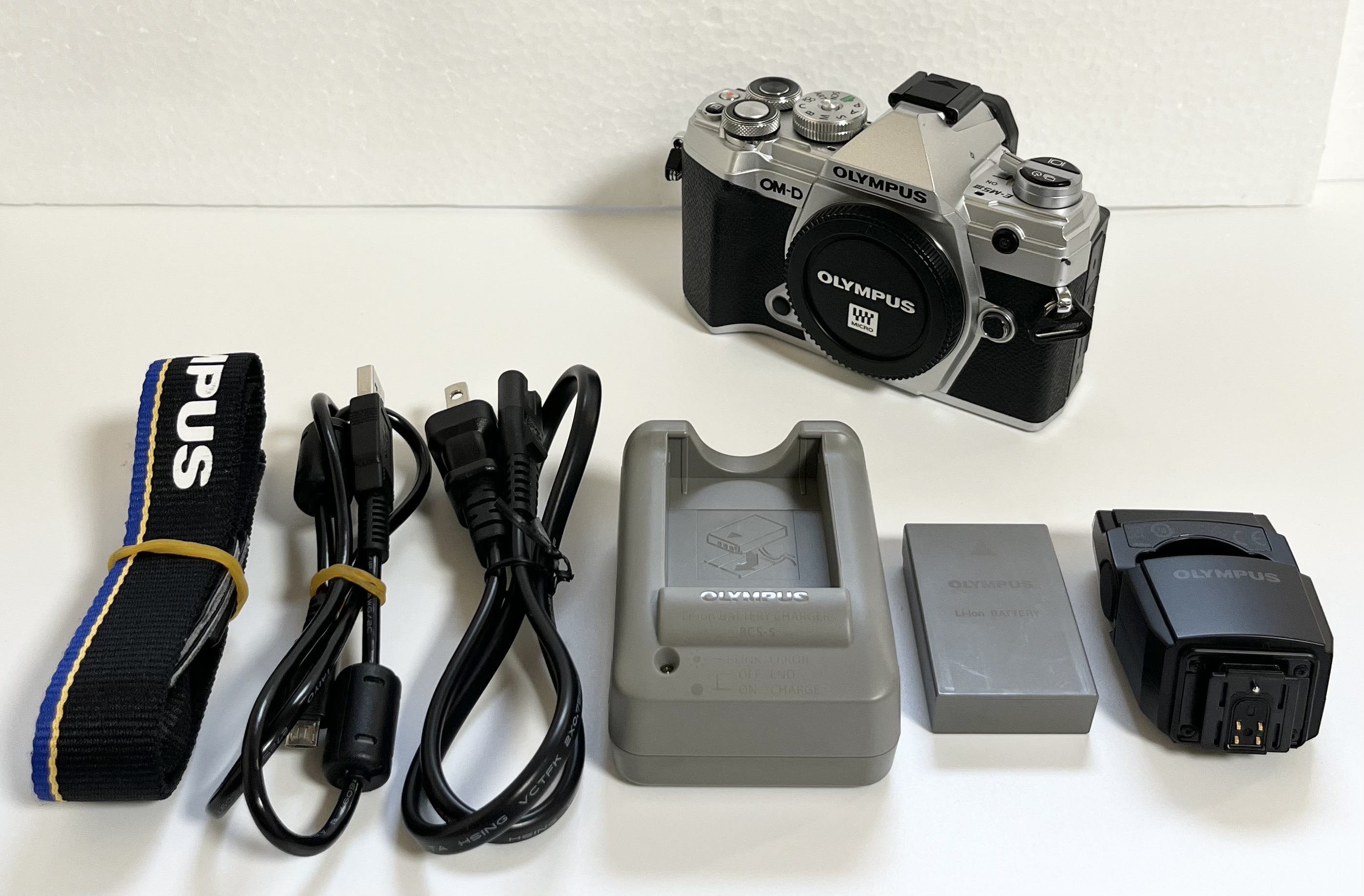 【シャッター回数約17350】オリンパス OLYMPUS ミラーレス一眼カメラ OM-D E-M5 Mark III ボディ [シルバー] 【中古】【良い】【26800657290704】