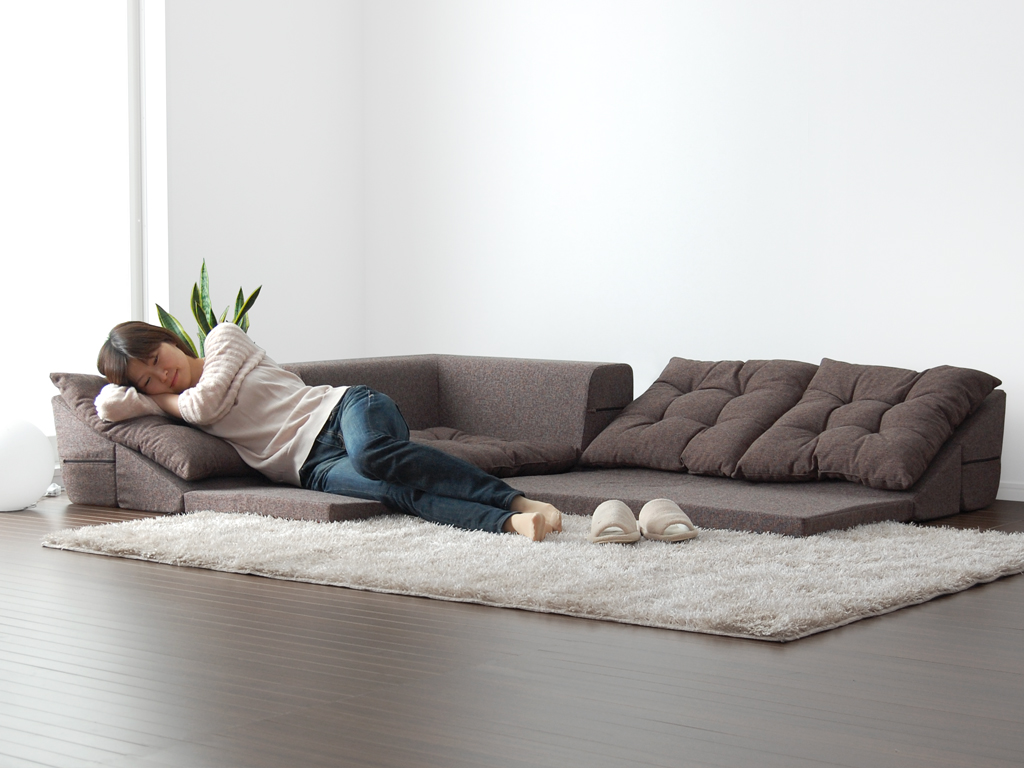Голодный диван. Напольный диван. Низкий диван в японском стиле. Низкий диван с подушками. Диван в полу.