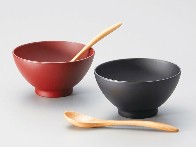 食洗機・レンジ対応：こぶり椀ペア スプーンセット 黒・吟朱 2客：和食器 おもてなし おしゃれ かわいい 冠婚葬祭 御祝 結婚祝い 引出物 法事 還暦 記念品 退職 両親 友人 誕生日 プレゼント ギフト 母の日 雑貨 日本製 国産