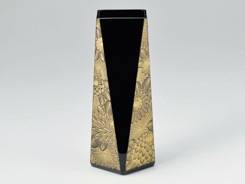 菊彫 花器 黒 1本：木製漆塗り 日本製 和風 おもてなし おしゃれ かわいい 冠婚葬祭 御祝 結婚祝い 引出物 法事 還暦 記念品 退職 両親 友人 誕生日 プレゼント ギフト 母の日 雑貨 日本製 国産 32,890円
