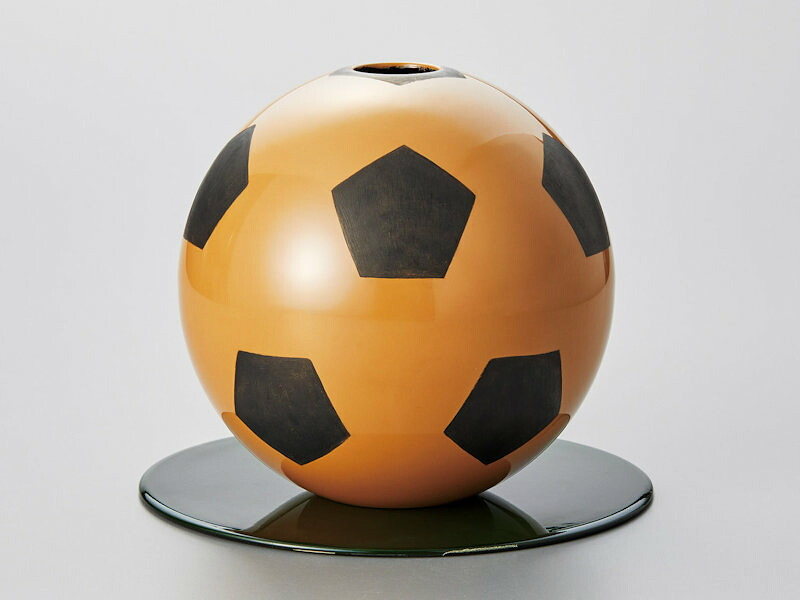 【受注生産品】沈金 サッカーボール花器 白 (花台付) 1個：本漆塗り 日本製 和風 おもてなし おしゃれ かわいい 冠婚葬祭 御祝 結婚祝い 引出物 法事 還暦 記念品 退職 両親 友人 誕生日 プレゼント ギフト 母の日 雑貨 日本製 国産