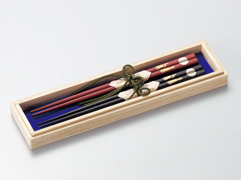 2 日本製 ふたり箸 プレゼント 大人用 月見うさぎ蒔絵 御箸セット おしゃれ 御箸セット 寄り添って月を観てる可愛いウサギの蒔絵が施された御箸です 記念品 かわいい 黒 朱 お箸ペア 新生活 結婚祝い ギフト カトラリー キッチン プレゼント 記念日 記念品 贈り物