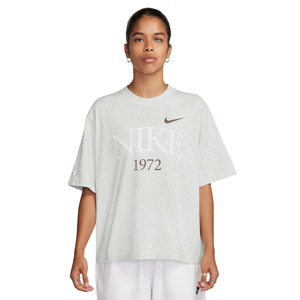 ナイキ(nike)　ウィメンズ　ＮＳＷ　ク　ラシックス　ボクシー　Ｓ／Ｓ トレーニングウエア 半袖Ｔシャツ FQ6601-051