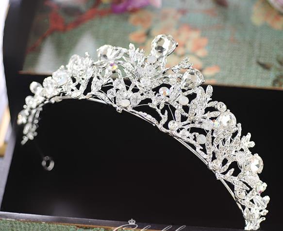 シンプル 韓国スタイル結婚小物セット アクセサリー ウェディングティアラ ウェディングドレスアクセサリー キラキラストーン ゴールド シルバー ティアラ パーティ ブライダル ブライダル花嫁用 ヘアバンド髪飾り ヘッドアクセ 大人用髪飾り 女王王冠 結婚式 セール