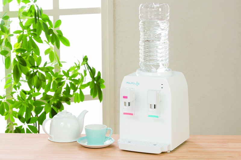 【送料無料】 コンパクトウォーターサーバー ホワイト キッチン 家電 家庭用 便利 コンパクトタイプ お湯 冷水 卓上ウォーターサーバー ペットボトル 安全機能付 水道水 ボトルキャップ スタンド 本体 お手軽 簡単 かわいい