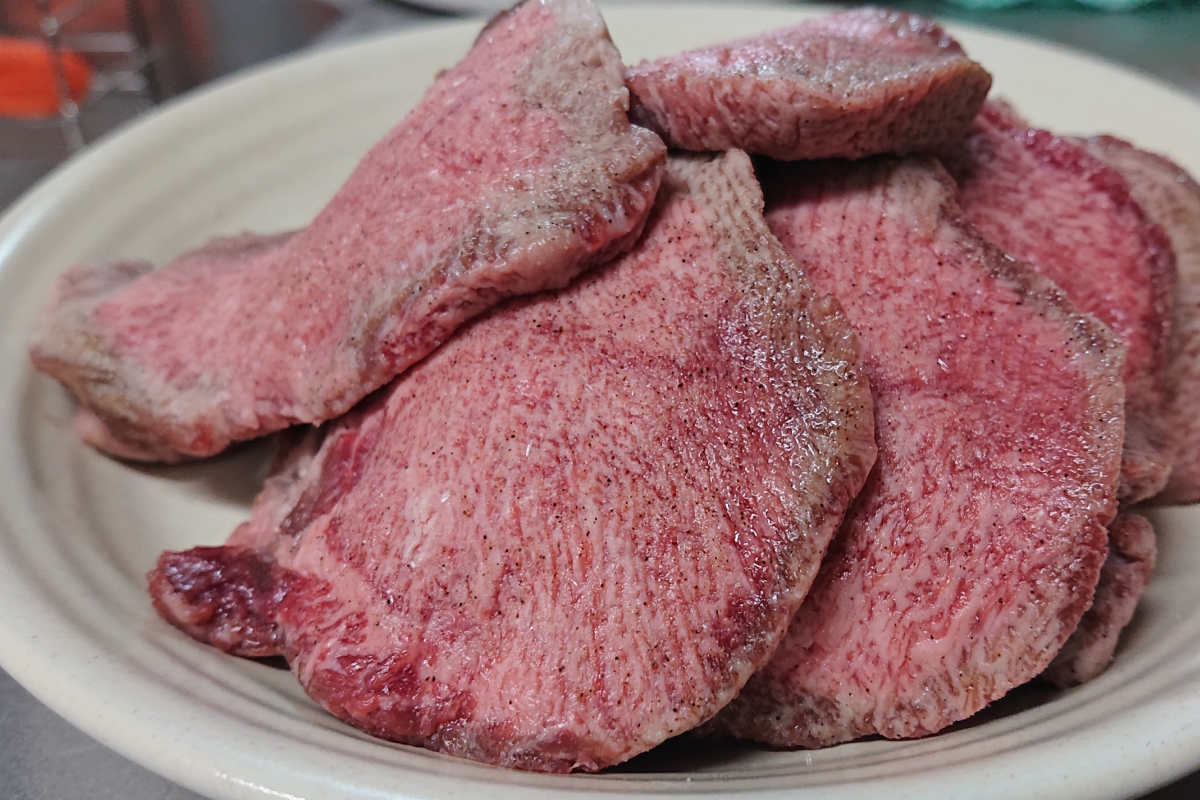 仙台発霜降り牛たんブロック3本で2000g【送料無料】最高級お取り寄せ記念日ギフトお祝贈答グルメBBQ厚切り厳選極上おせちお歳暮クリスマスキャンプ熟成無添加安全安心一本勝負低温調理真空調理gyutan箱入り素材高級食材焼肉塊おもてなし