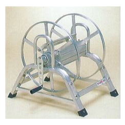 ハラックス アルミ製 ホース巻取器 マキ太郎 DR-100 φ8.5mmホース100m巻用 (φ8.5より戻し金具付) リール径φ43cm 寸法A56.1×B41.3cm [園芸用品 農機具 農具 瀧商店] (個人宅配送OK)　zs