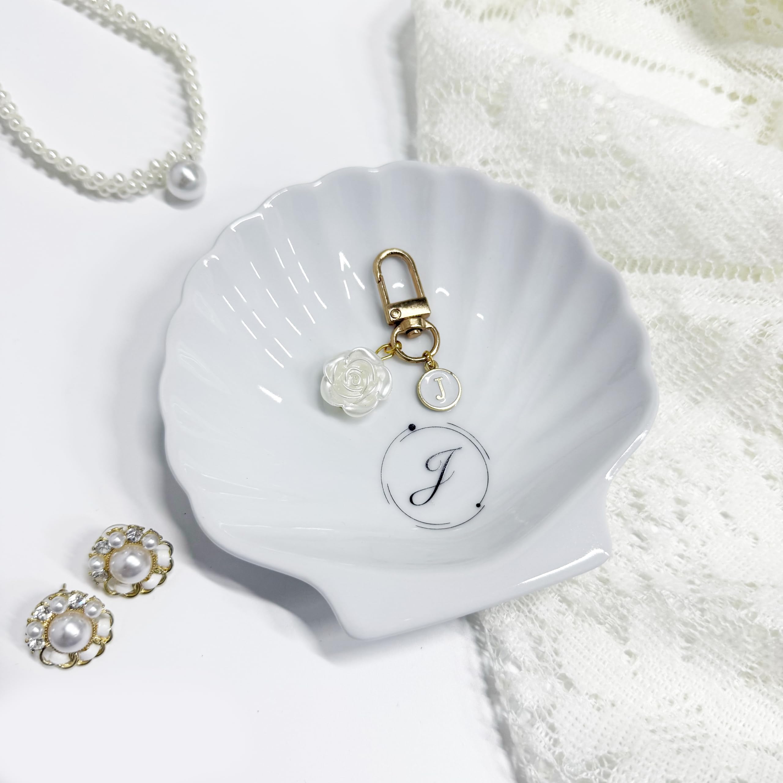 シェル小物皿、セラミックイニシャルリングホルダー/ジュエリートレイ、キーチェーン付き、かわいいオーガナイザープレートバニティデコレーションアクセサリー、ホームデコレーションバスルーム用、女性用誕生日プレゼント、4.6インチ、()|擇木ショップ