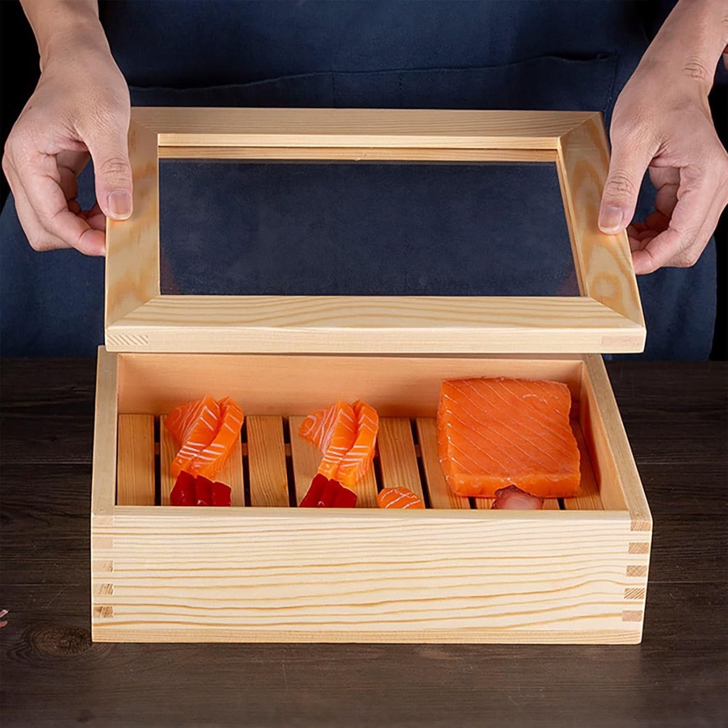 木製寿司箱 ネタ箱 目皿 アクリル製 フタ付 多種サイズあり 木製蓋刺身箱 魚箱 和食器 寿司盛台 刺身ステージ ネタケース フタ付 保存容器 キッチン ホテル レストラン 家庭用 業務用 (43*33*9.5)｜擇木ショップ