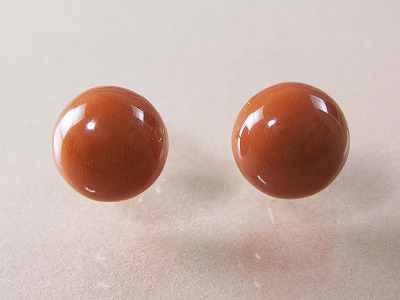 桃珊瑚 ピアス 半玉 （のし等ギフト対応無料 ） 18金イエローゴールドの金具に9ミリ半玉桃珊瑚 スタッド ピアス(シリコン付きキャッチ) 無染色さんご 日本産 サンゴ ピアス 18k