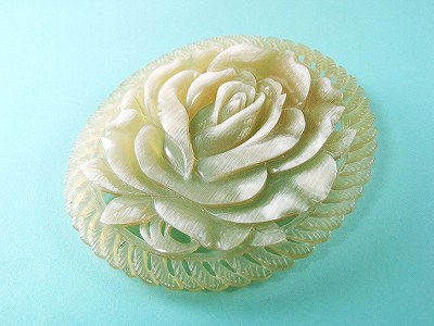 白水牛 薔薇 彫ブローチ （のし等ギフト対応無料 ） 天然素材で肌に優しい 軽い手彫りのかわいいばらの花 バッファローホーン 落下防止シリコン付 ペンダントにもなる 2WAY おしゃれな女性に ハンドメイド アンティーク レトロ