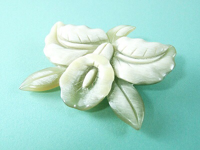白水牛のカトレアの花 ブローチ 縦50&times;横62ミリ （のし等ギフト対応無料） 天然素材で軽い手彫りのバッファローホーン 落下防止シリコン付 おしゃれな女性に ハンドメイド アンティーク レトロ｜珊瑚アクセサリーの匠の工芸館